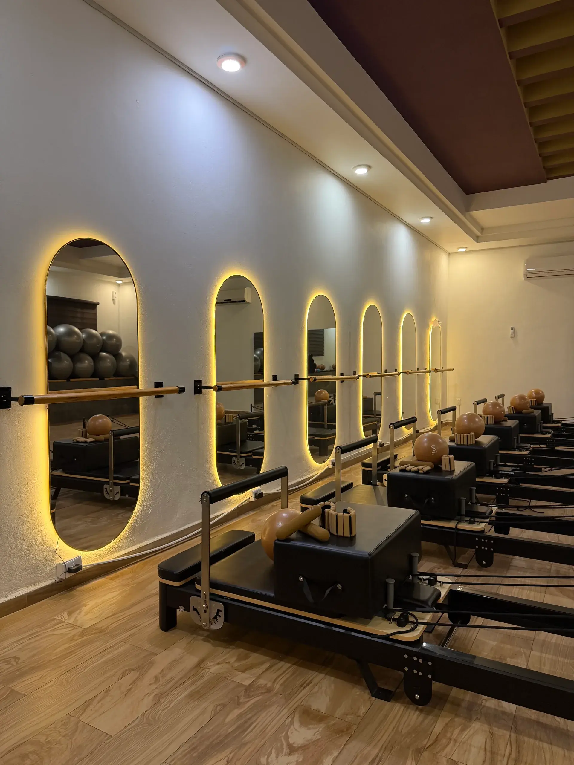 Reformers iluminados en Elevé Pilates