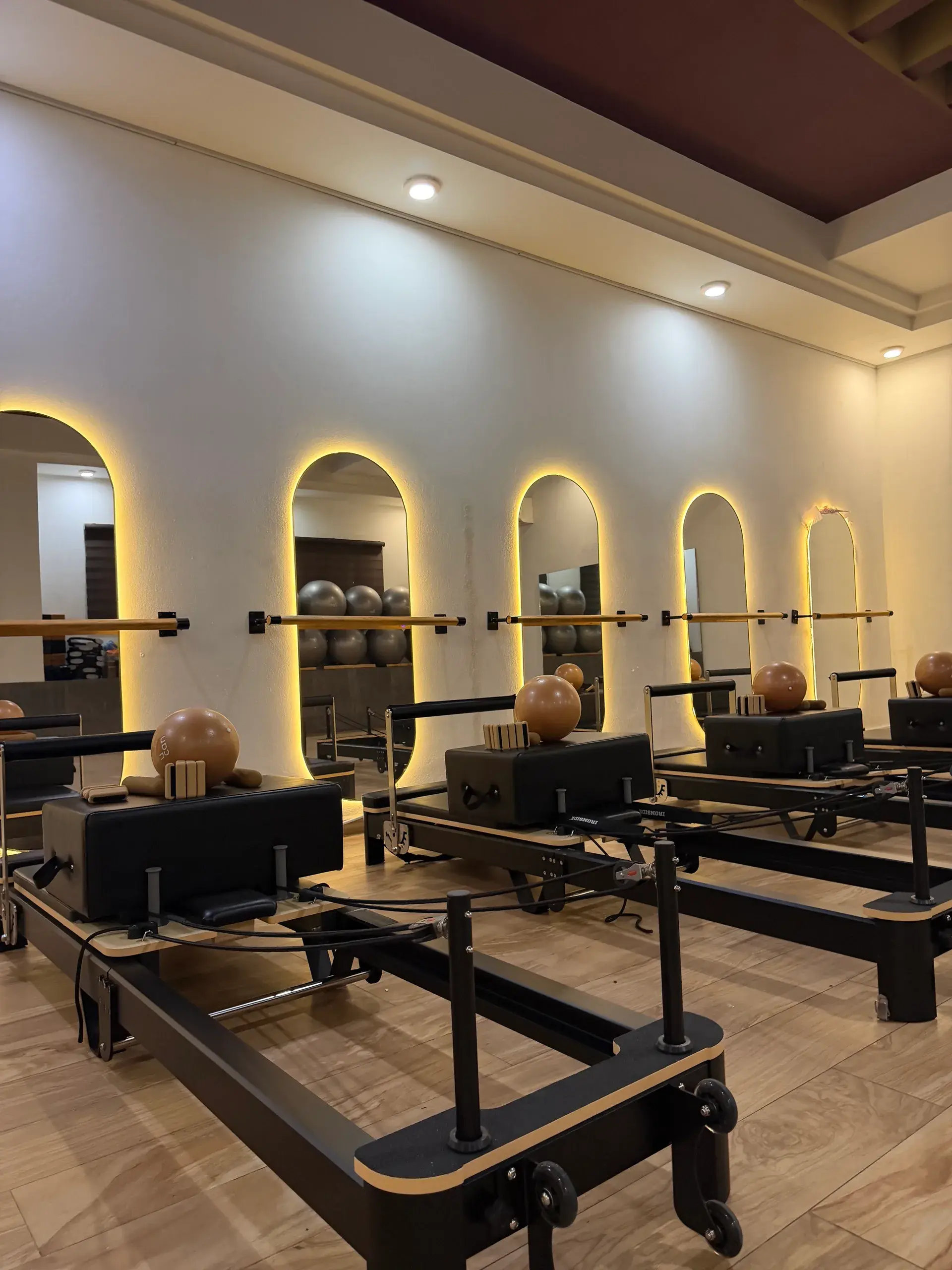 Reformers de Elevé Pilates vistos desde el estudio