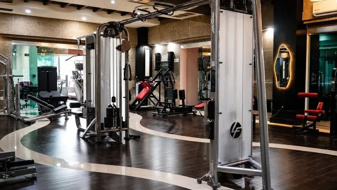 Estación de cables para entrenamiento de fuerza en Thunder Gym