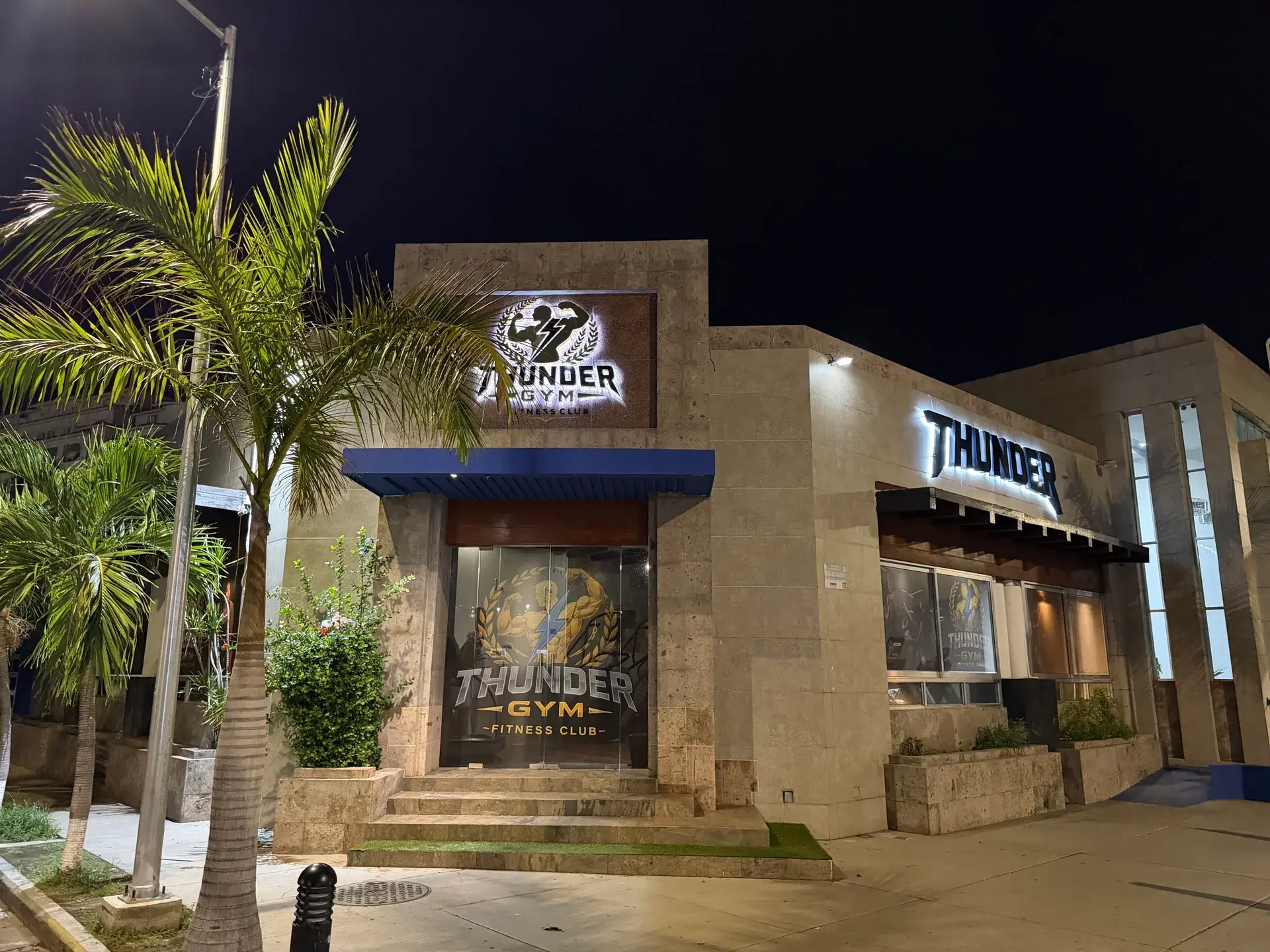 Fachada de Thunder Gym iluminada de noche
