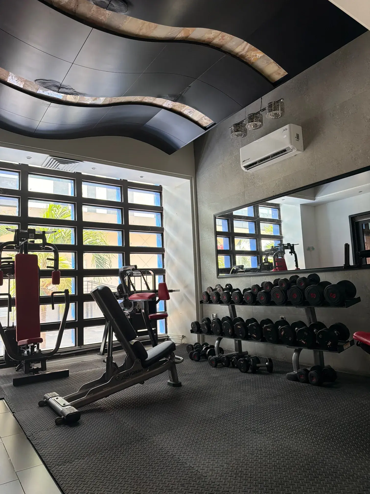 Pasillo curvo entre las áreas de entrenamiento de Thunder Gym
