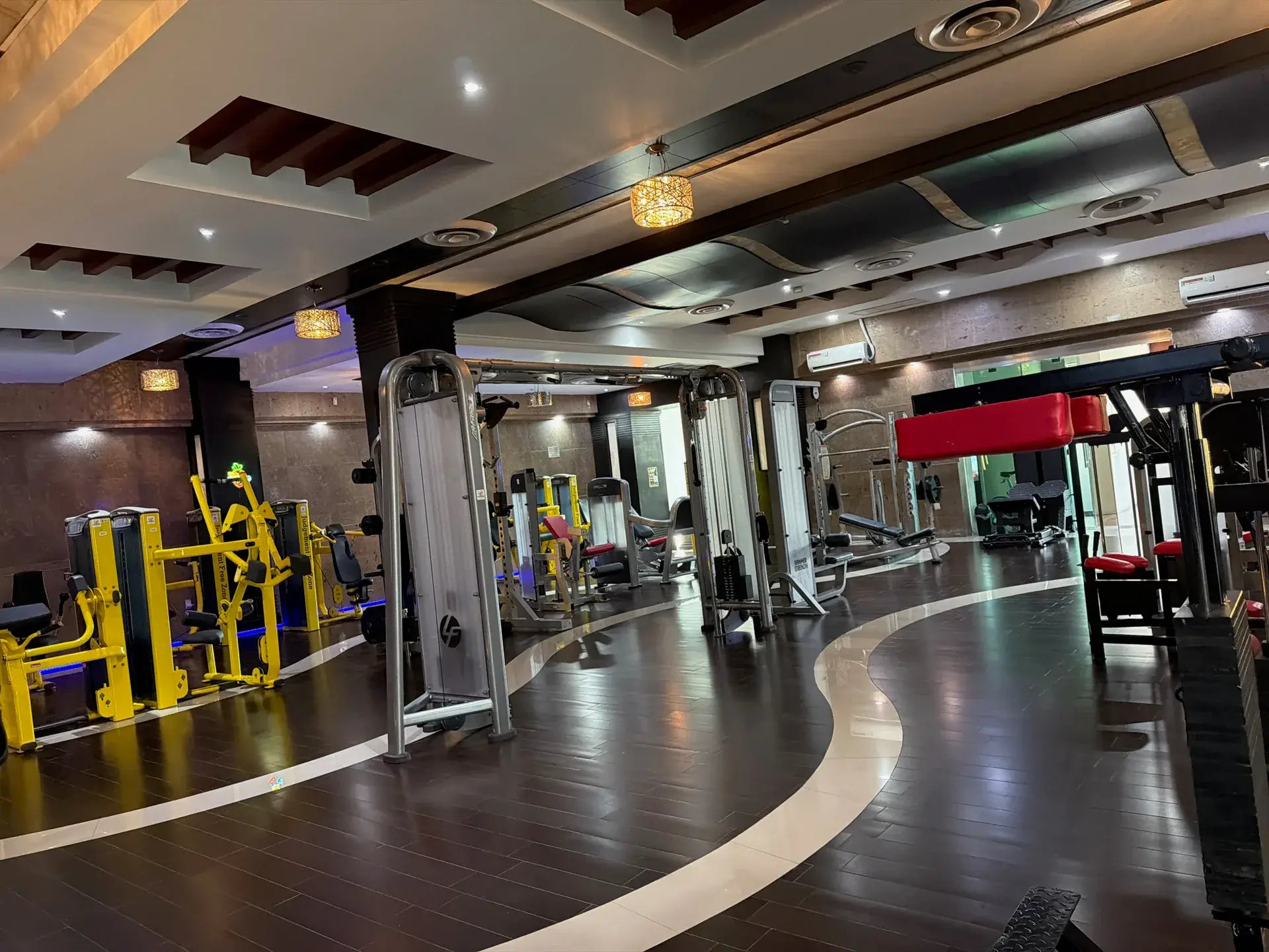 Vista amplia del piso de entrenamiento de Thunder Gym