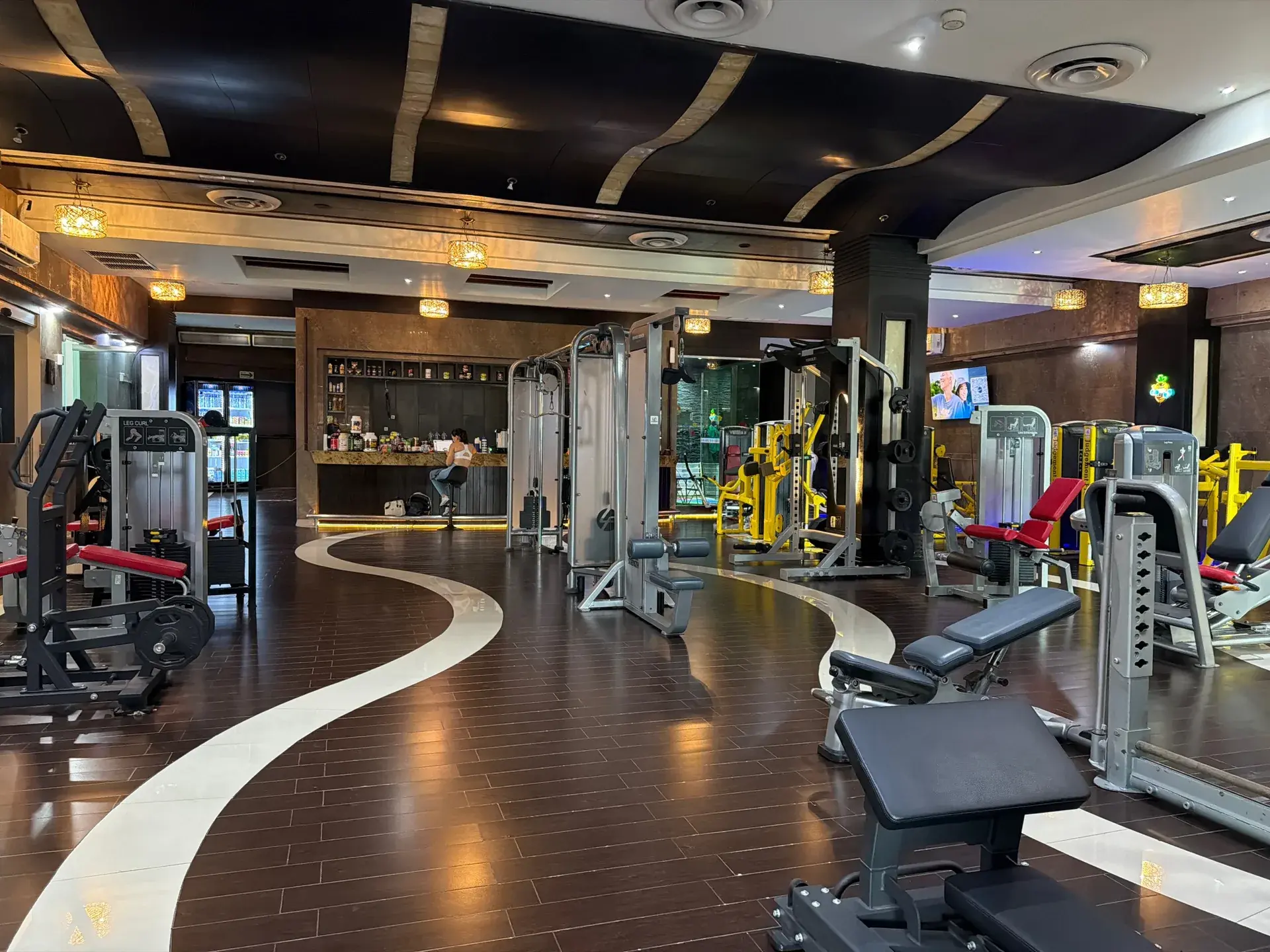 Piso de fuerza con máquinas y estaciones de Thunder Gym