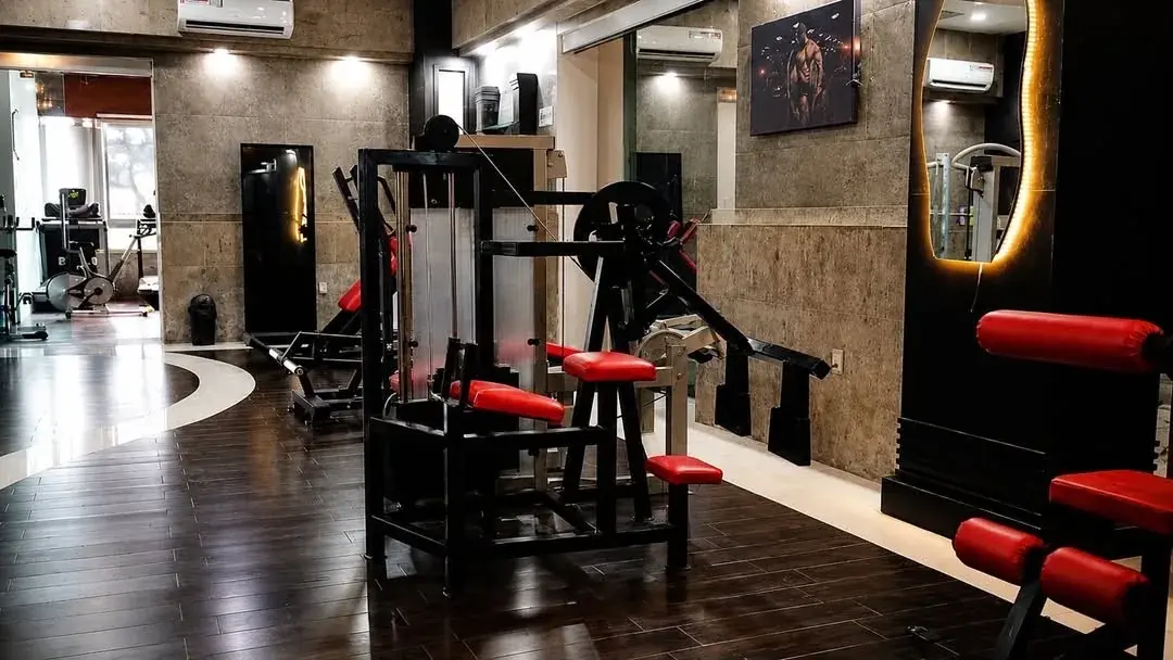 Zona de fuerza con equipos especializados de Thunder Gym