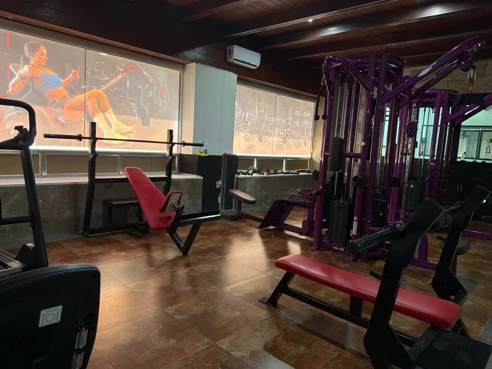 Bahía de entrenamiento con equipo de fuerza en Thunder Gym