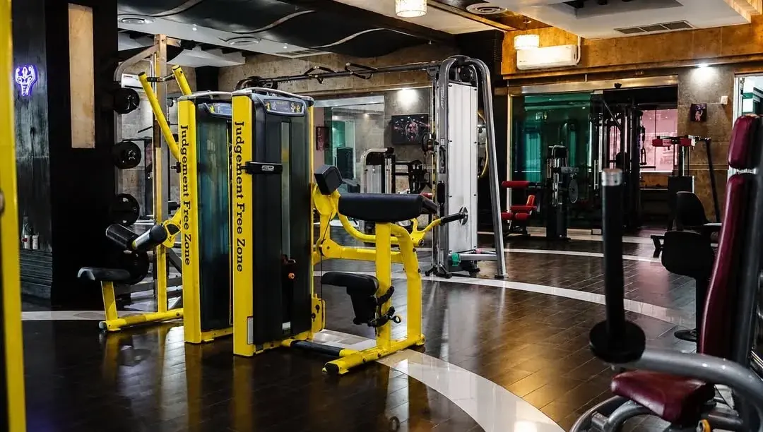 Área de pesas y máquinas para entrenamiento en Thunder Gym